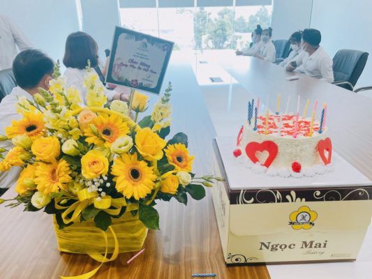 Vì Lý do Công tác. Ông Trần Thanh Sơn - Tổng giám đốc Nam Long đã gửi lẵng hoa và quà chúc mừng chị em Nam Long nhân ngày 20-10